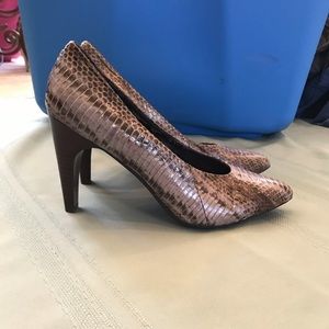 B Makowsky snake skin classic pumps